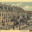 Nikolaistrasse z charakterystycznym chodnikiem po środku ulicy.