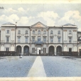 Pałac Branickich jako zamek na ciekawie podkolorowanej pocztówce.