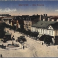 Ulica Bazarna czyli Rynek Kościuszki na podkolorowanej pocztówce z serii prezentującej charakterystyczne ujęcia miasta.