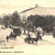 Na pocztówce wydanej przez M. Miłakowskiego, ruchliwa ulica Lipowa w 1897 roku.