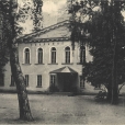 Przy ulicy Gimnazjalnej oczywiście jest gimnazjum przeniesione tu w 1858 roku. W 1873 roku gimnazjum przemianowano na szkołę realną, która funkcjonowała do 1915 roku. 