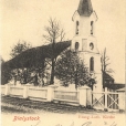 Pierwszy kościół ewangelicki z 1829r, rozebrany w 1907r. na pocztówce z 1902 roku.
