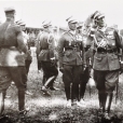 Gen. bryg. Wojska Polskiego Franciszek Kleeberg (salutujący) oraz generał brygady L. Kmicic-Skrzyński.