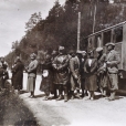 Żołnierze na wycieczce po Puszczy Białowieskiej w latach 30-tych.