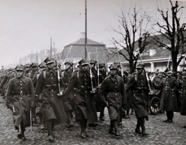 Żołnierze 42 pp poza jednostką