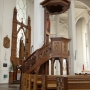 Drewniana ambona i ołtarz boczny pw. św. Antoniego wykonany według projektu Stanisława Bukowskiego w kościele św. Rocha