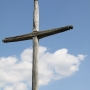 Wroceń - Wysoki stary krzyż przy wjeździe do wioski