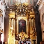 Ołtarz główny barokowo-rokokowy pozłacany i bogato zdobiony. W środku obraz św. Trójcy namalowany przez Szymona Czechowicza w latach 1749-50.