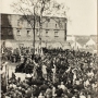 Msza na placu przed budującym się kościołem św. Rocha w 1935 roku. Ze zbior&oacute;w Jana Murawiejskiego.