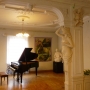 Obecny pokój nauczycielski Liceum Plastycznego nierzadko zamienia się w salę koncertową lub wystawiennicza. Tu widzimy fortepian na którym niedługo młodzi artyści zagrają utwory Chopina w związku z rokiem (2010) Chopinowskim. 