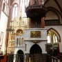Ambonę z białego marmuru zaprojektował architekt katedry J. P. Dziekoński. Wykonała ją w 1909 Pracownia Artystyczno- Rzeźbiarska R. S. Lubowieckiego.