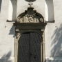 Barokowy portal, niezmieniony od czasów budowy świątyni (1617r), wykonany z piaskowca. 