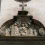 Zwieńczenie portalu wejściowego do małego kościoła, sceną Wniebowzięcia Najświętszej Marii Panny.