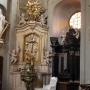 Ołtarz Ukrzyżowania Pańskiego. Obok monument serc Stefana Mikołaja Branickiego i Katarzyny Aleksandry Branickiej.