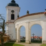 Dziedziniec kościelny.