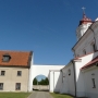 Brama w murze łączącym klasztor z kościołem.