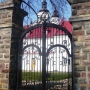 Brama prowadząca do ogrodów przy klasztorze z wyraźnymi inicjałami (litera Z na zwieńczeniu bramy) jednego z jego właścicieli- rodziny Zachertów. 