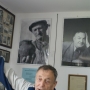 Pan Wiktor Litwińczuk na tle fotografii swojego ojca, założyciela zbiorów.