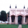Pozostałości po słynnym pałacu Paca- wyjściowy portyk oraz wieża narożna, zwana Bocianią (w głębi) Zdjęcie z 1998r 