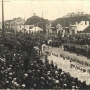 Na pocztówce przedstawiającej wejście Wojsk Polskich do Białegostoku w 1919 roku, widać wyraźnie jak wyglądał oryginalny odwach. Niski budynek po prawej stronie to wcześniejsza zbrojownia postawiona za czasów Klemensa Branickiego. Ze zbiorów J. Murawiejskiego