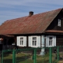 Drewniana zabudowa. Dom nr15 jest jednym z najstarszych i jak twierdzi jego właścicielka skończył już 100 lat. Zdobienia pojawiły się oczywiście p&oacute;źniej w okresie międzywojennym.
