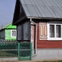Drewniana zabudowa. Dom nr 86 jest szczeg&oacute;lnie ważny, gdyż mieszka tu tw&oacute;rca tych drewnianych cudeniek. 