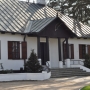 Zabytkowy dwór i park