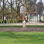 Zabytkowy dwór i park