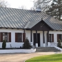 Zabytkowy dwór i park