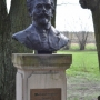 Zabytkowy dwór i park