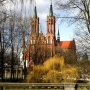 Wiosennie na katedrę od parku pałacowego.