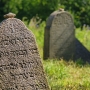 Kamienie-ślady odwiedzin grob&oacute;w przez potomnych, rodziny.