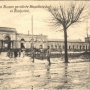 Spalone budynki dworca kolejowego przez wycofujące się 13.08.1915 wojska rosyjskie. Pocztówka ze zbiorów J. Murawiejskiego.