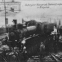 Więźniowie rosyjscy zatrudnieni przy obrotnicy (obrotowej platformie do obracania parowozu). Jak widać urządzenie to znajdowało się tuż przy dworcu głównym.Ze zbiorów Muzeum Historycznego w Białymstoku. 