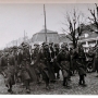 Defilada 42 pp pod zbrojownią w 1937r. Za rok zabytkowa pierzeja zostanie 