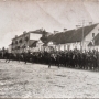 4 Pułk Ułanów Zaniemeńskich z Wilna bierze udział w wielkim wydarzeniu 22 lutego 1919r - Uroczystym wejściu Wojsk polskich do wyzwolonego Białegostoku. Za ułanami widoczny klasztor.
