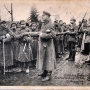 Scena rozdziału chleba pomiędzy rosyjskich jeńc&oacute;w odbyła się w Augustowie podczas przemarszu w 1915-1917r.