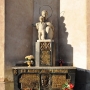 Rzeźba Stanisława Horno- Popławskiego przedstawiająca Matkę Boską z Dzieciątkiem ustawiona na nagrobku budowniczego kościoła św. Rocha- księdza Adama Abramowicza.