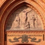 Płaskorzeźba nad głównym portalem Katedry Wniebowzięcia NMP.