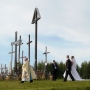 W Świętej Wodzie tradycją już jest że ksiądz z młodą parą i resztą uczetników ceremonii ślubu udaje się na Górę Krzyży.