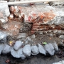 Nad kamiennym fundamentem widoczny fragment kanału sanitarnego. Wzmianka o funkcjonowaniu tego kanału pochodzi z 1737 r. Rury były drewniane o czym świadczą znalezione obejmy. W profilach widać wielkość rury. 