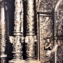 Bogato zdobione kolumny przed carskimi wrotami. Widać tu dokładnie kunszt gdańskiego snycerza i złotnika Andrzeja Modzelewskiego- twórcy ikonostasu. Zdjęcie z reprodukcji zrobione dzięki uprzejmości Duszpasterzy z Monasteru.