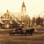 Zdjęcie zrobiono prawdopodobnie w 1953r. Wtedy właśnie rozebrano dzwonnicę przy kościele, której na załączonym obrazku widać już tylko połowę. Zdjęcie pochodzi z portalu Urzędu Miejskiego w Knyszynie.