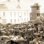 Czwartkowy targ i budynek magistratu, w którym mieściła się także knyszyńska Ochotnicza Straż Pożarna. Zdjęcie z 1930 r. pochodzi z portalu Urzędu Miejskiego w Knyszynie.