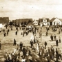 Gwarna niedziela na rynku w Knyszynie, 22 września 1935 r. Zdjęcie pochodzi z portalu Urzędu Miejskiego w Knyszynie.