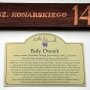 Informacja umieszczona na dworku i nieaktualna już nazwa ulicy. Od 2011 roku nosi ona nazwę abp. gen. M. Chodakowskiego. Tragicznie zmarły w katastrofie smoleńskiej 10.04.2010r. prawosł. biskup, miał szczególne zasługi w odbudowie monasteru i organizacji męskiego zakonu