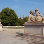 Główną alejkę parku francuskiego od strony Plant strzegą dwa sfinksy autorstwa Jana Chryzostoma Redlera z 1752 roku.