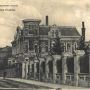 Ten fragment nie zmienił się prawie od czasu wydania tej pocztówki, czyli ok. 1914 r. Przed siedzibą zarządu TBM Becker i S-ka widzimy charakterystyczną w tych czasach konkę czy tramwaj konny jadący po widocznych na pierwszym planie torachZe zbiorów J. Murawiejskiego
