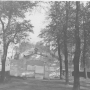 Pocztówka wydana przez Sekcję Miłośników Fotografii przy Szkole Handlowej w Białymstoku, przedstawiająca widok z Górki św.Rocha na ul.Lipową. Zdjęcie zostało wykonane gdy jeszcze nie było obecnego kościoła, a na terenie znajdował się cmentarz.