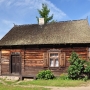 Tuż przy wejściu stoi malownicza chałupa z Łysych z 1923 roku.